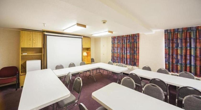 Hotel Markle In I-69 ภายนอก รูปภาพ