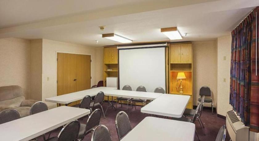 Hotel Markle In I-69 ภายนอก รูปภาพ
